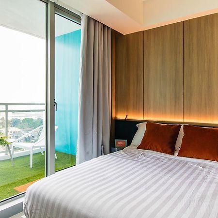 Azure Urban Beach Resort Manila By Radlett Екстериор снимка